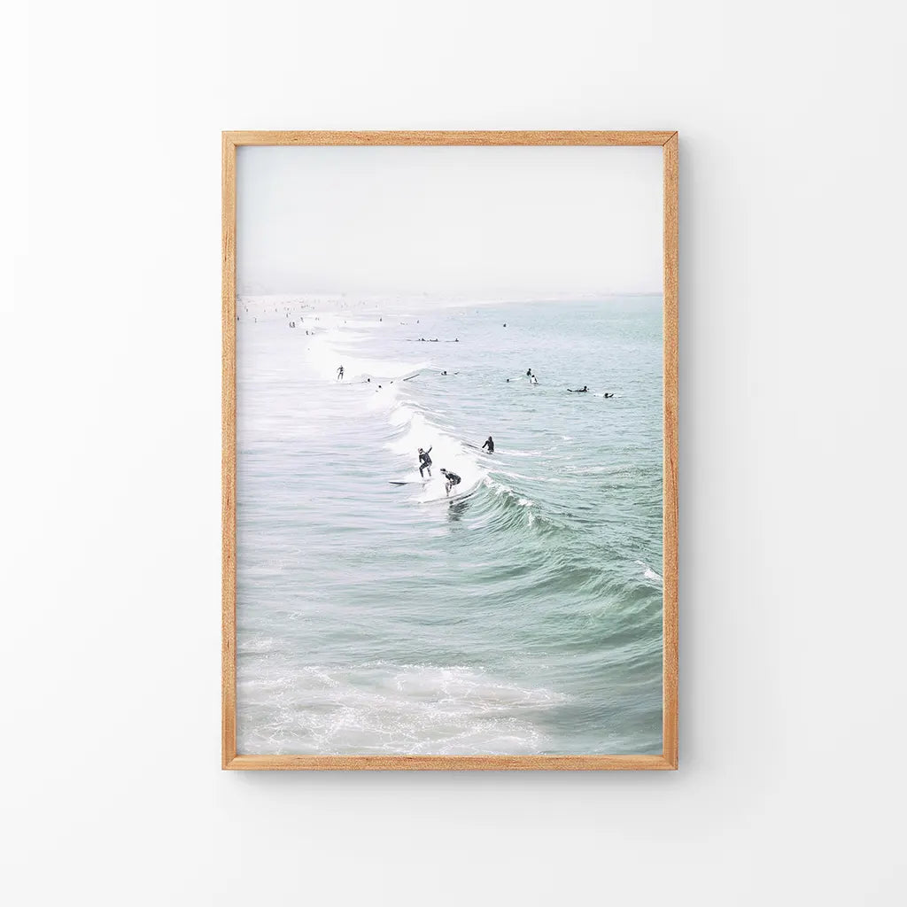 Pastellfarbener kalifornischer Stranddruck. Surfer und Meereswellen