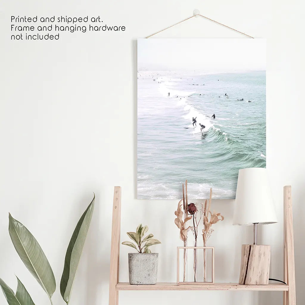 Pastellfarbener kalifornischer Stranddruck. Surfer und Meereswellen