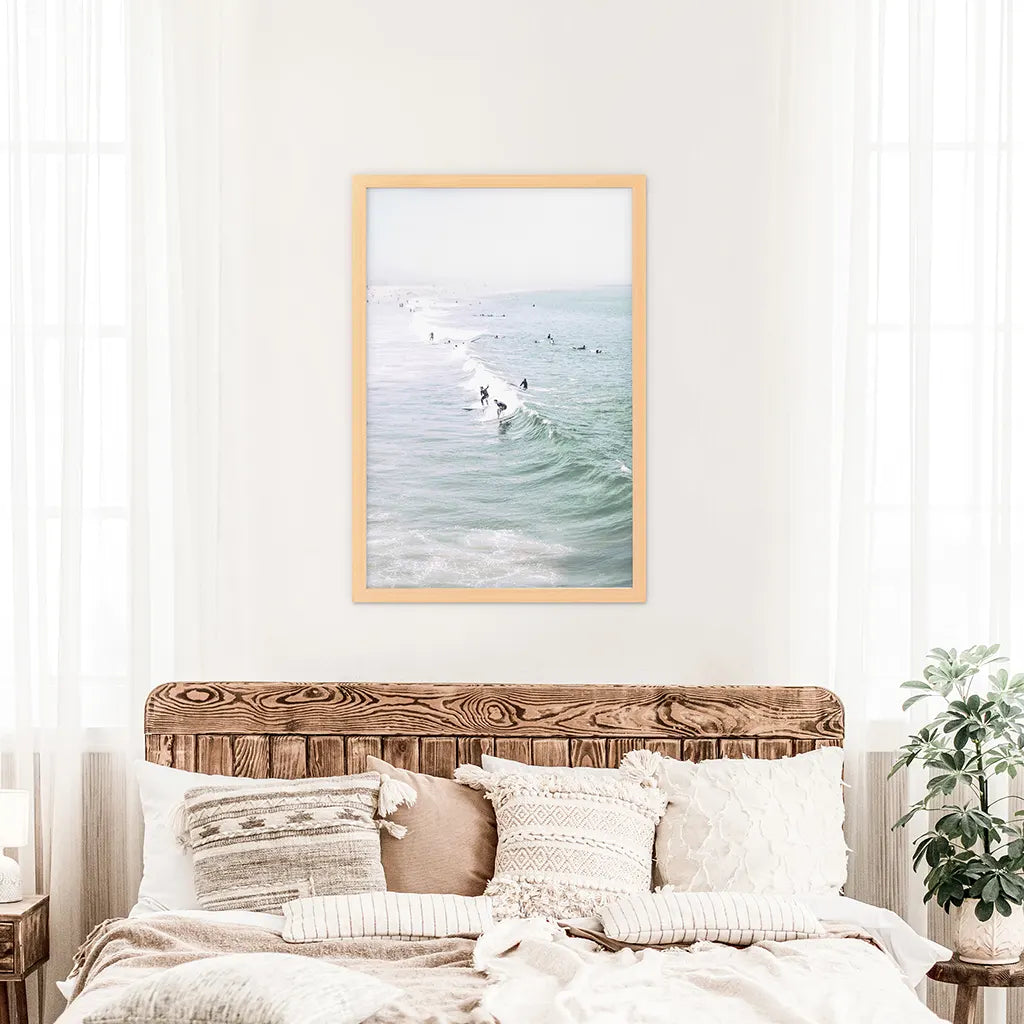 Pastellfarbener kalifornischer Stranddruck. Surfer und Meereswellen