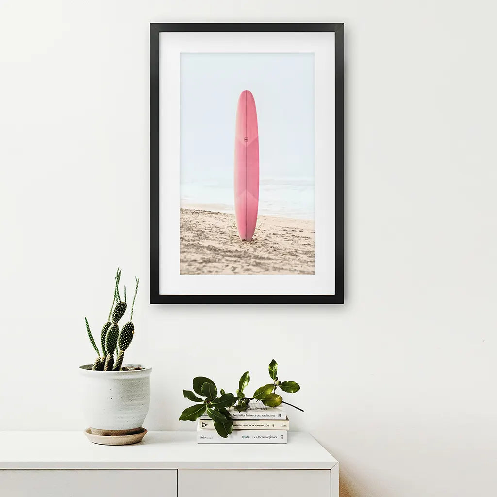 Pink Surfboard an einem Sandstrand Druck. Kalifornischer Sommer