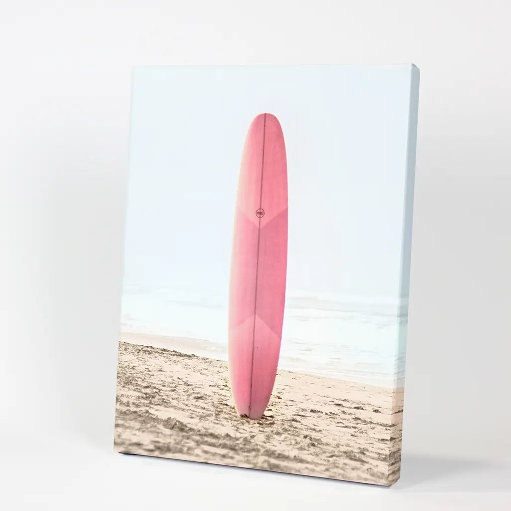 Pink Surfboard an einem Sandstrand Druck. Kalifornischer Sommer