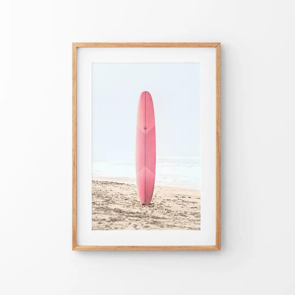 Pink Surfboard an einem Sandstrand Druck. Kalifornischer Sommer