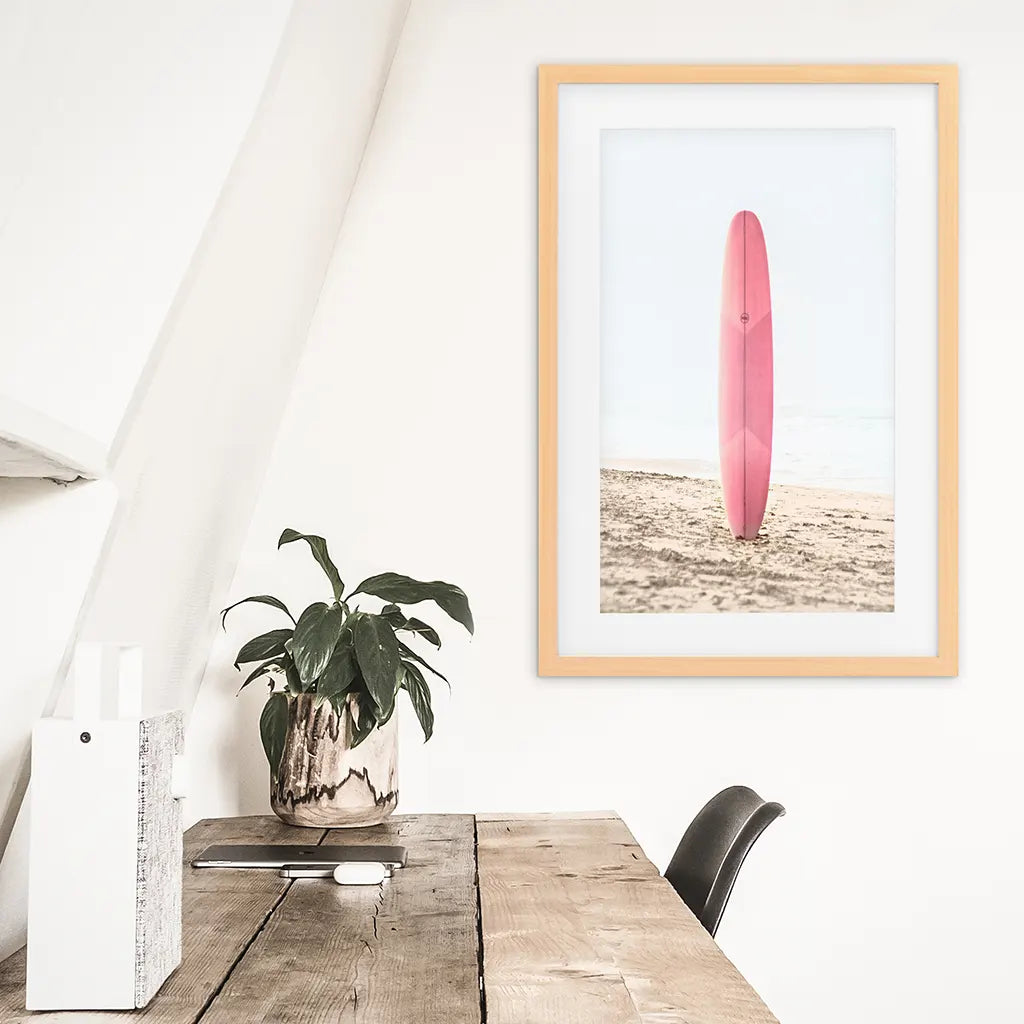 Pink Surfboard an einem Sandstrand Druck. Kalifornischer Sommer