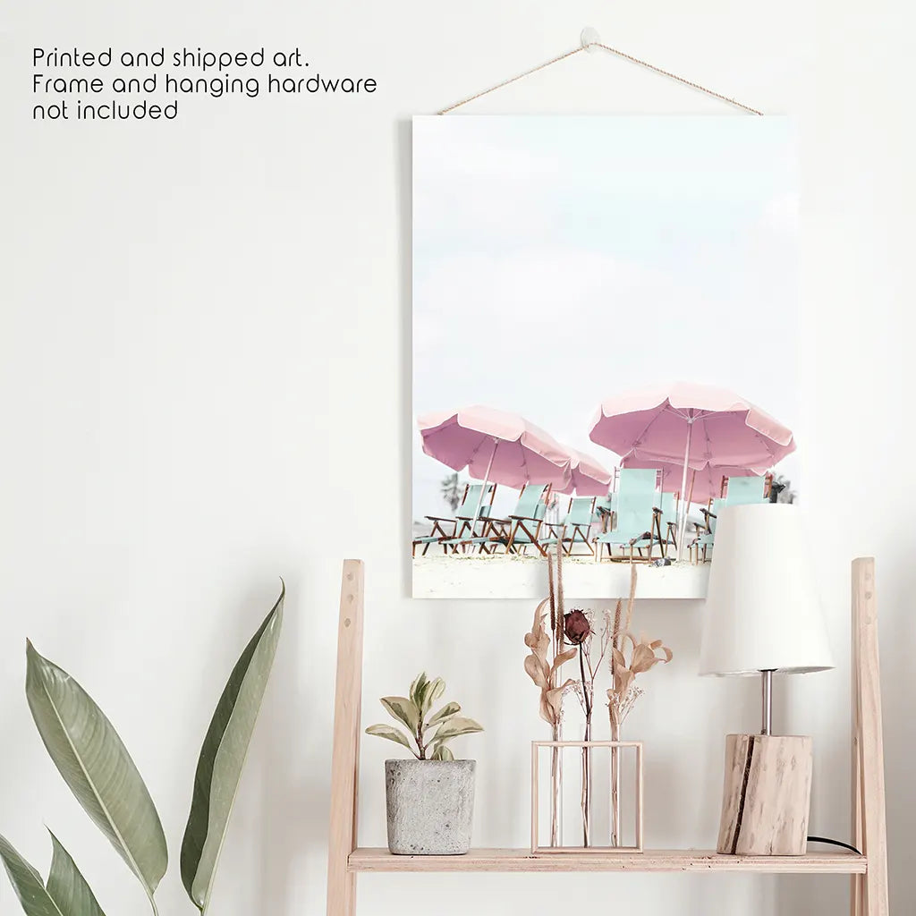 Wandkunstdruck „Pinkfarbener Regenschirm“. Sommerliches Strandthema
