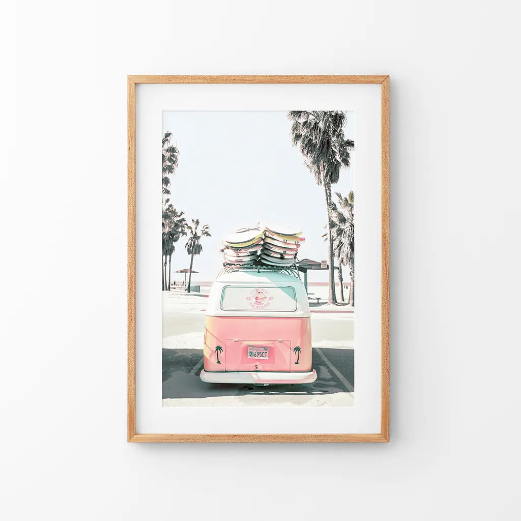 Pinker Vintage Van Kunstdruck. Tropisches Sommer Surfing Wandbild