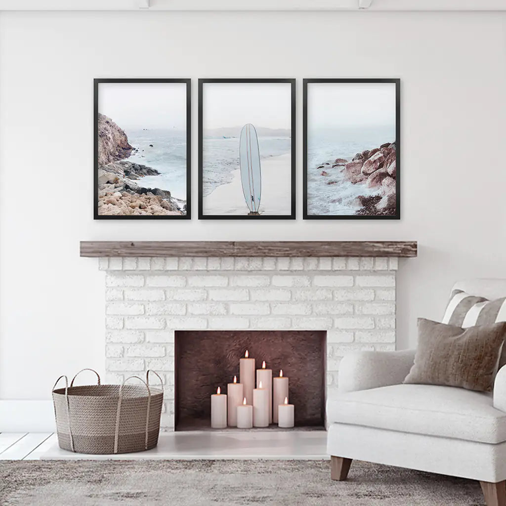 3-teiliges Surf-Wandbild. Surfbrett, blauer Meeresstrand, Felsen