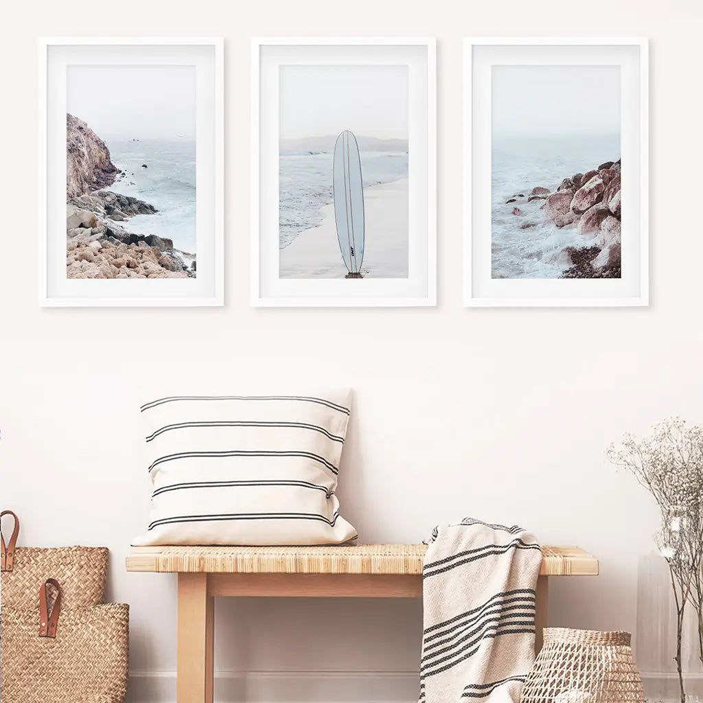 3-teiliges Surf-Wandbild. Surfbrett, blauer Meeresstrand, Felsen