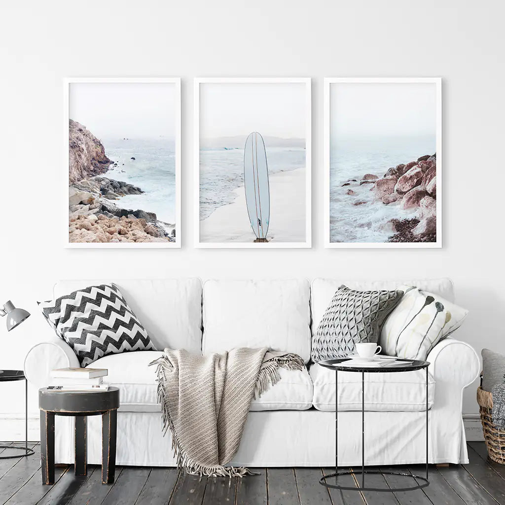 3-teiliges Surf-Wandbild. Surfbrett, blauer Meeresstrand, Felsen