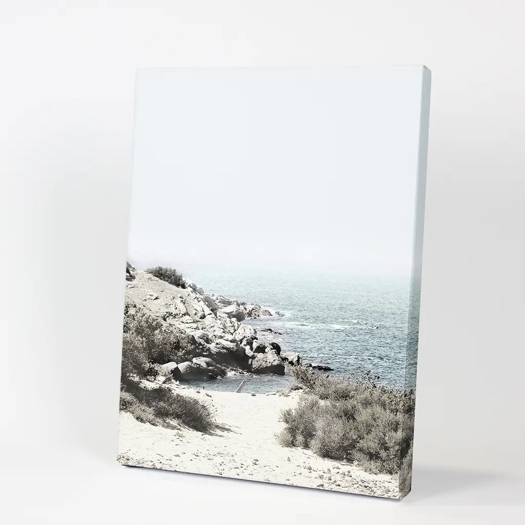 Meer, Felsen und Wellen Druck. Blaue Beige Küstenwandkunst