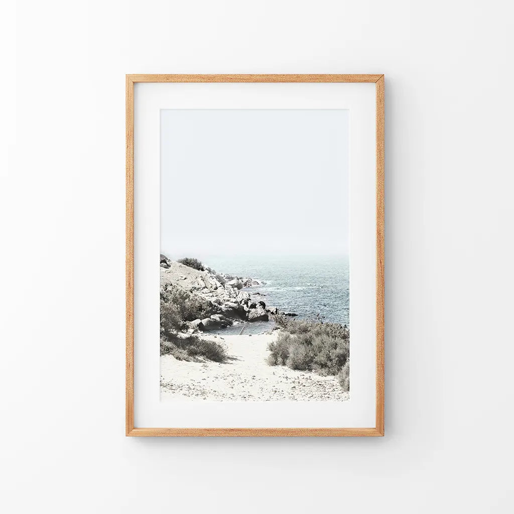 Meer, Felsen und Wellen Druck. Blaue Beige Küstenwandkunst