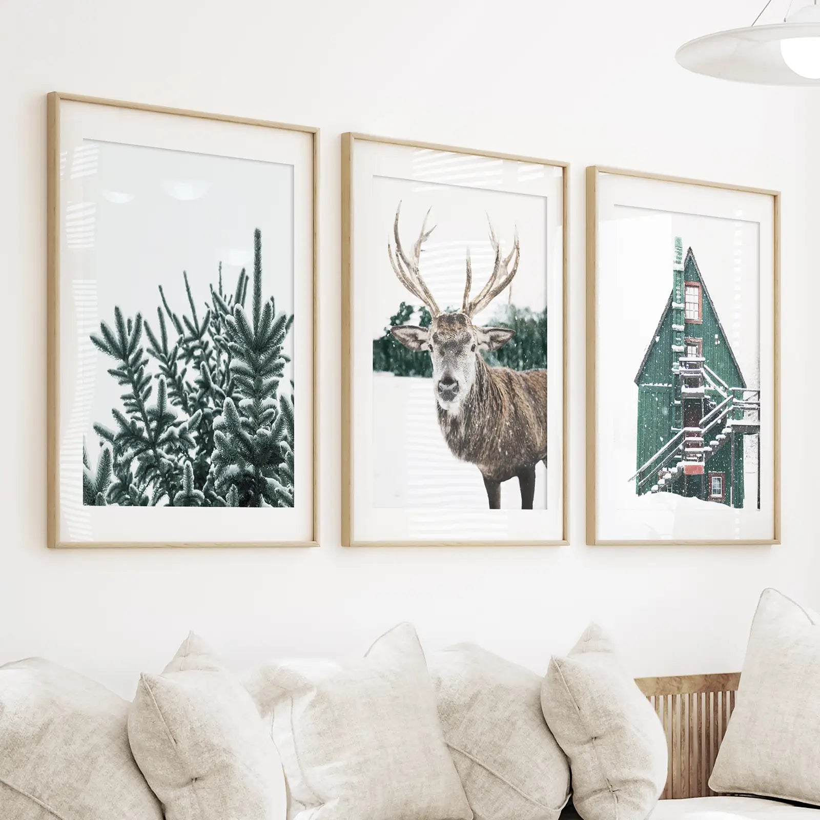 Rustikales Weihnachts-Wandkunst-Set. Bäume, Hirsche, grüne Blockhütte