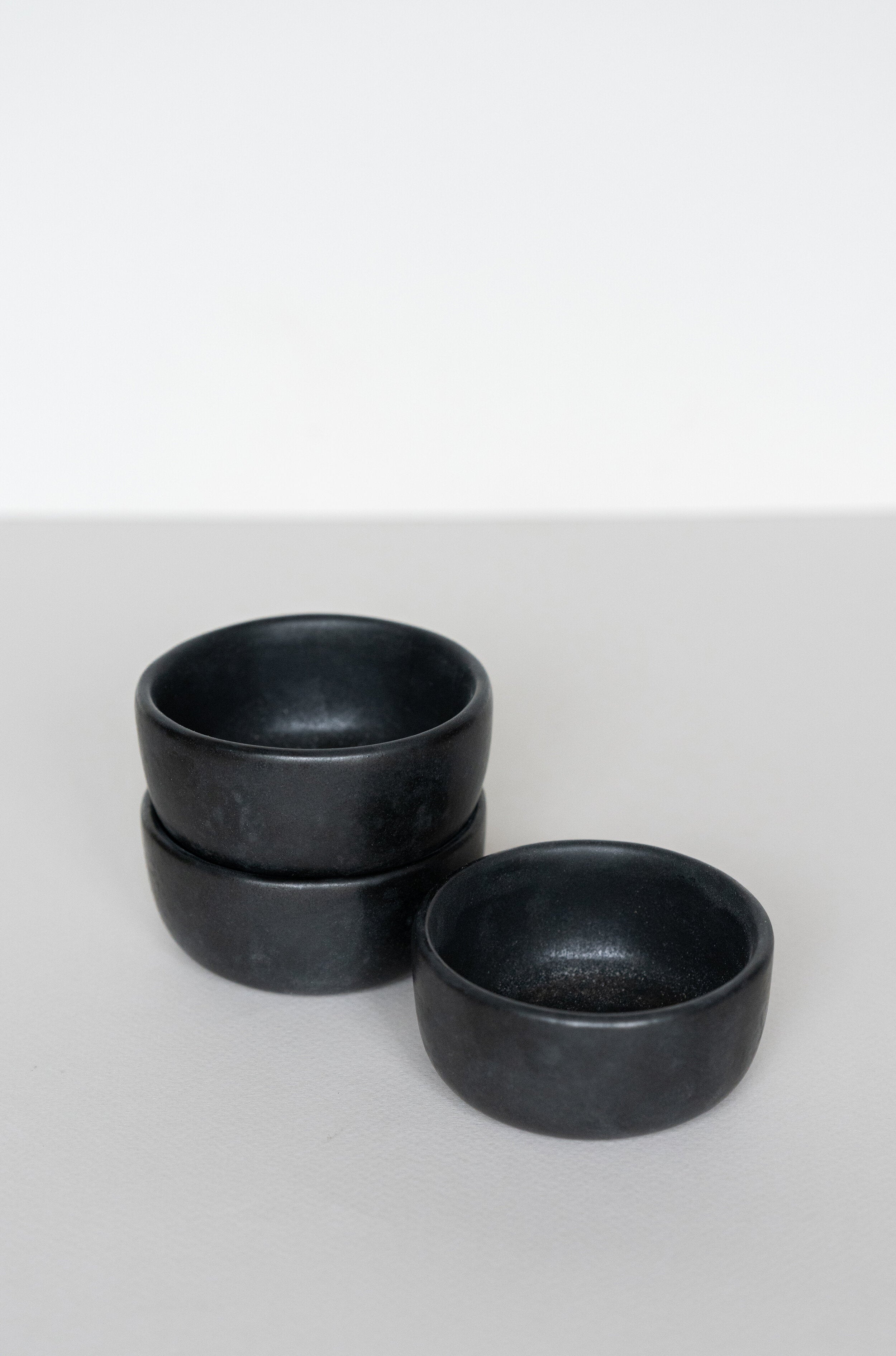 Schwarze matte Steingut-Prisenschale