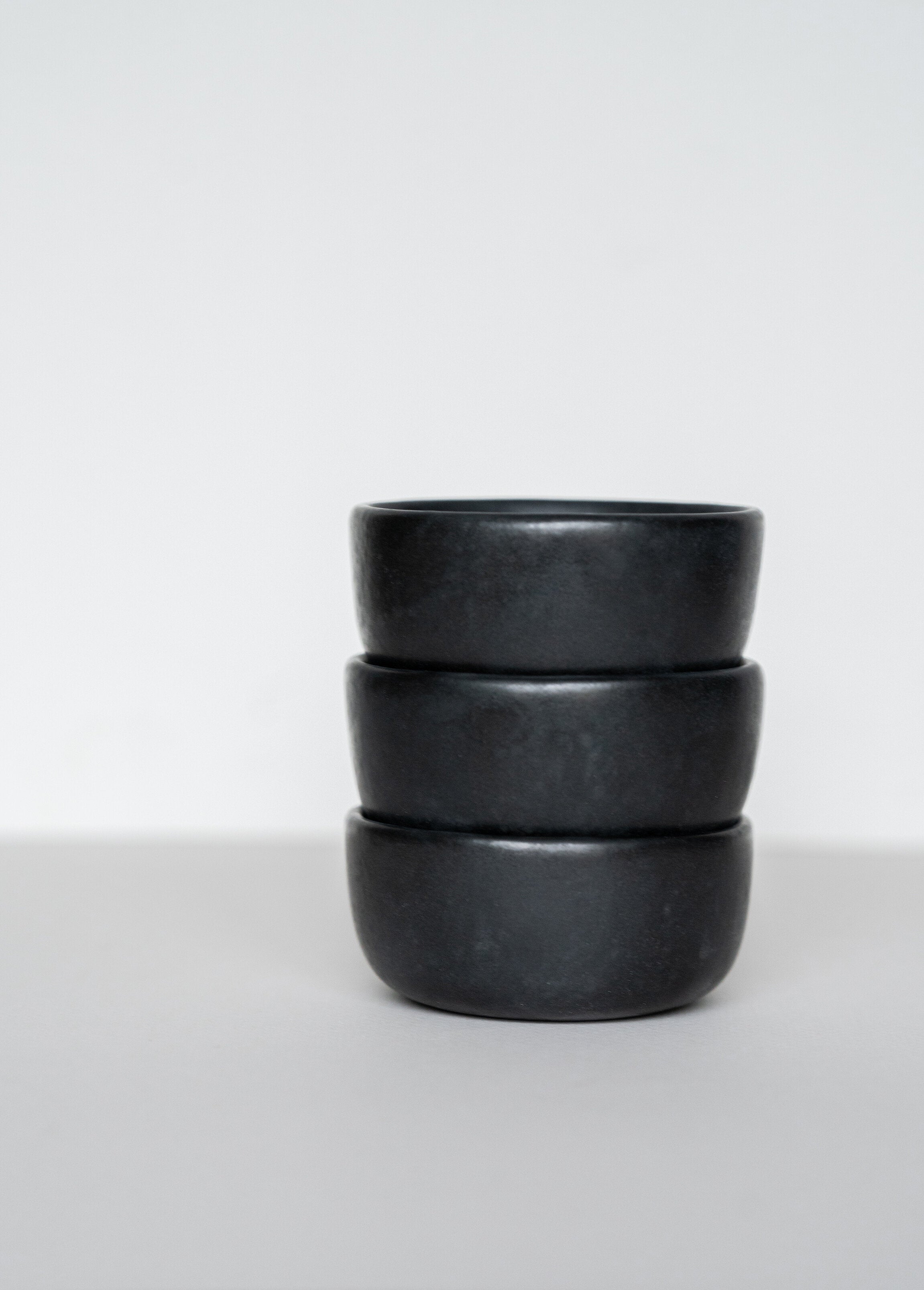 Schwarze matte Steingut-Prisenschale