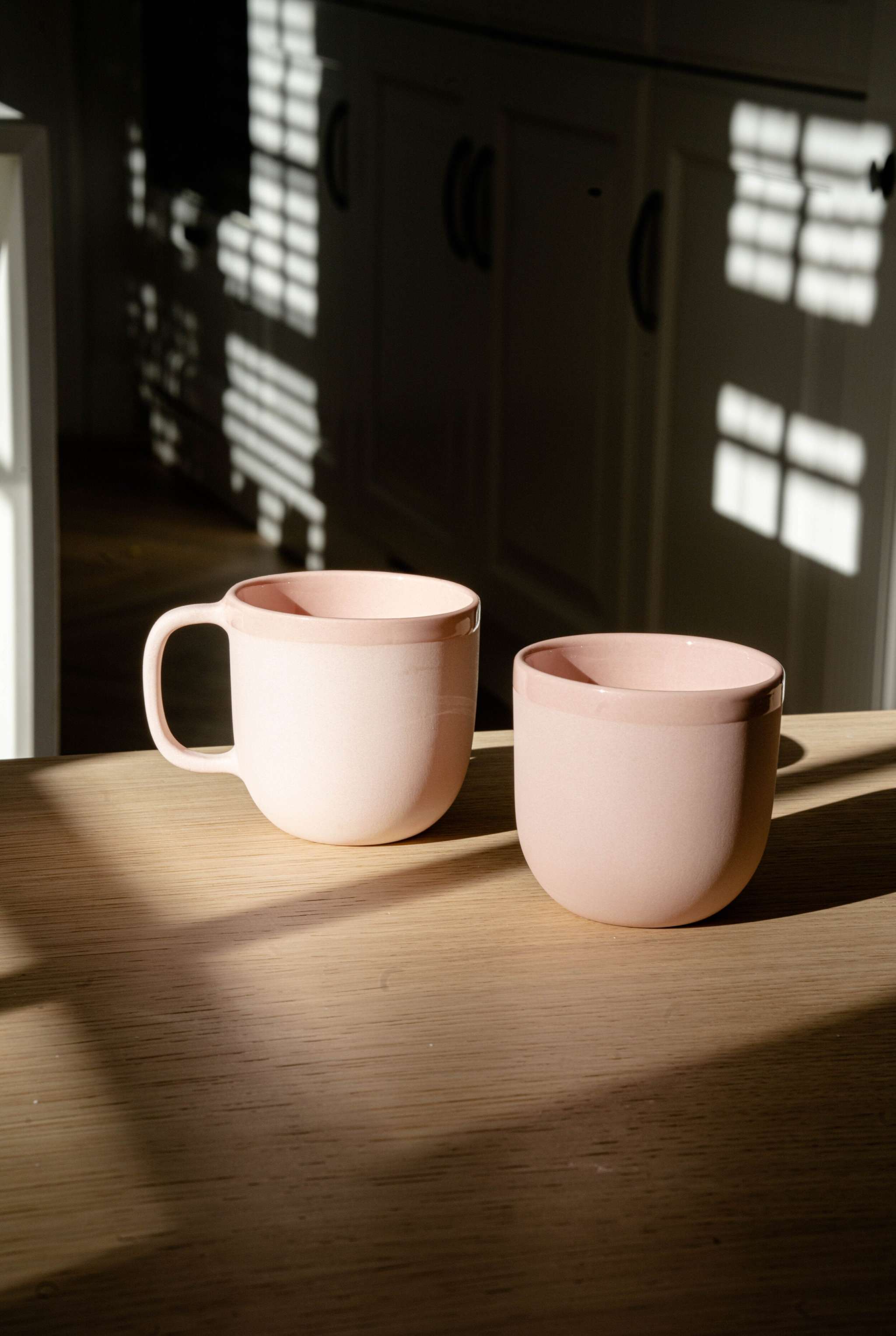 Handgefertigte Kaffeetasse aus Porzellan. Puderrosa