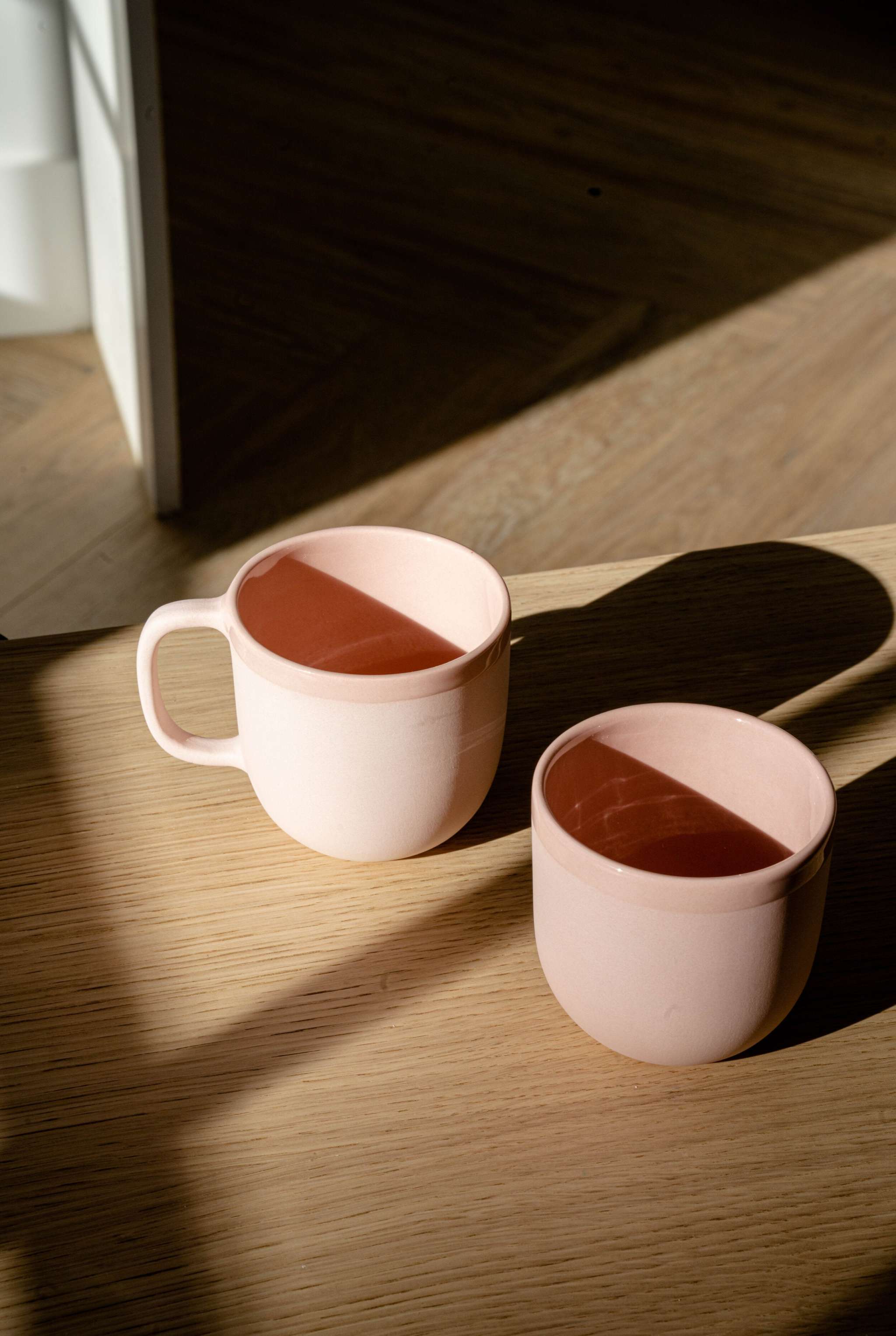 Handgefertigte Kaffeetasse aus Porzellan. Puderrosa