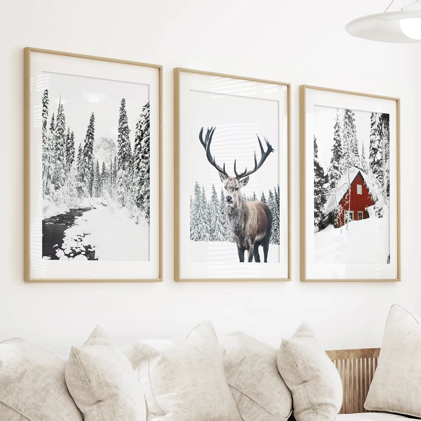 Weihnachtliche Wandbilder. Rote Blockhütte, Hirsch