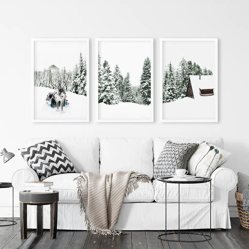 Winterliche Schneelandschaft-Triptychon. Rentier, Blockhütte, Kiefernbaum