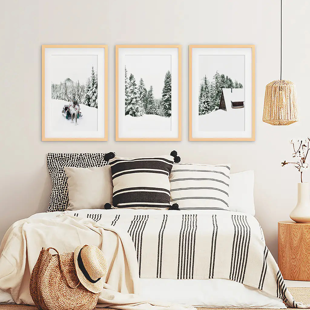 Winterliche Schneelandschaft-Triptychon. Rentier, Blockhütte, Kiefernbaum