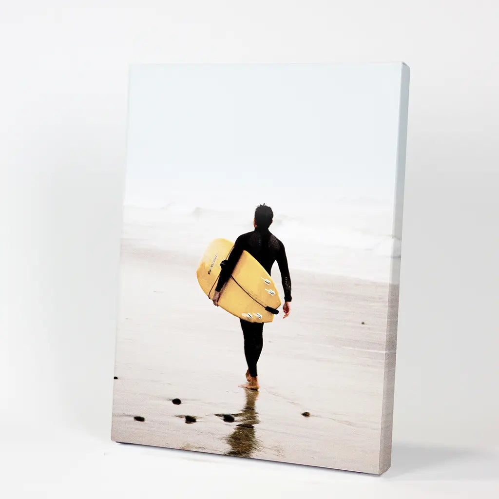 Gelbes Surfbrett Poster. Druck im Küstenlebensstil-Design