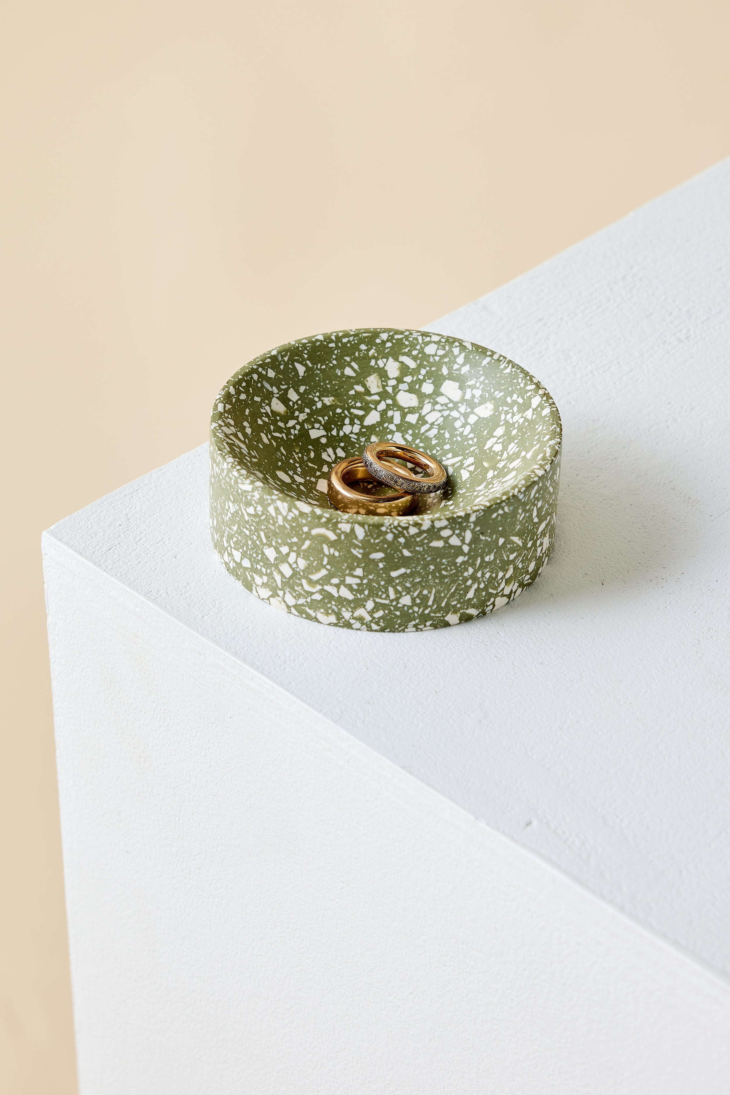 Olivegrüne Terrazzo-Schale