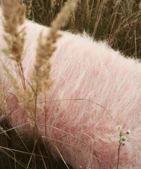 Rosa handgewebtes Wollkissen – Gebürstete Textur