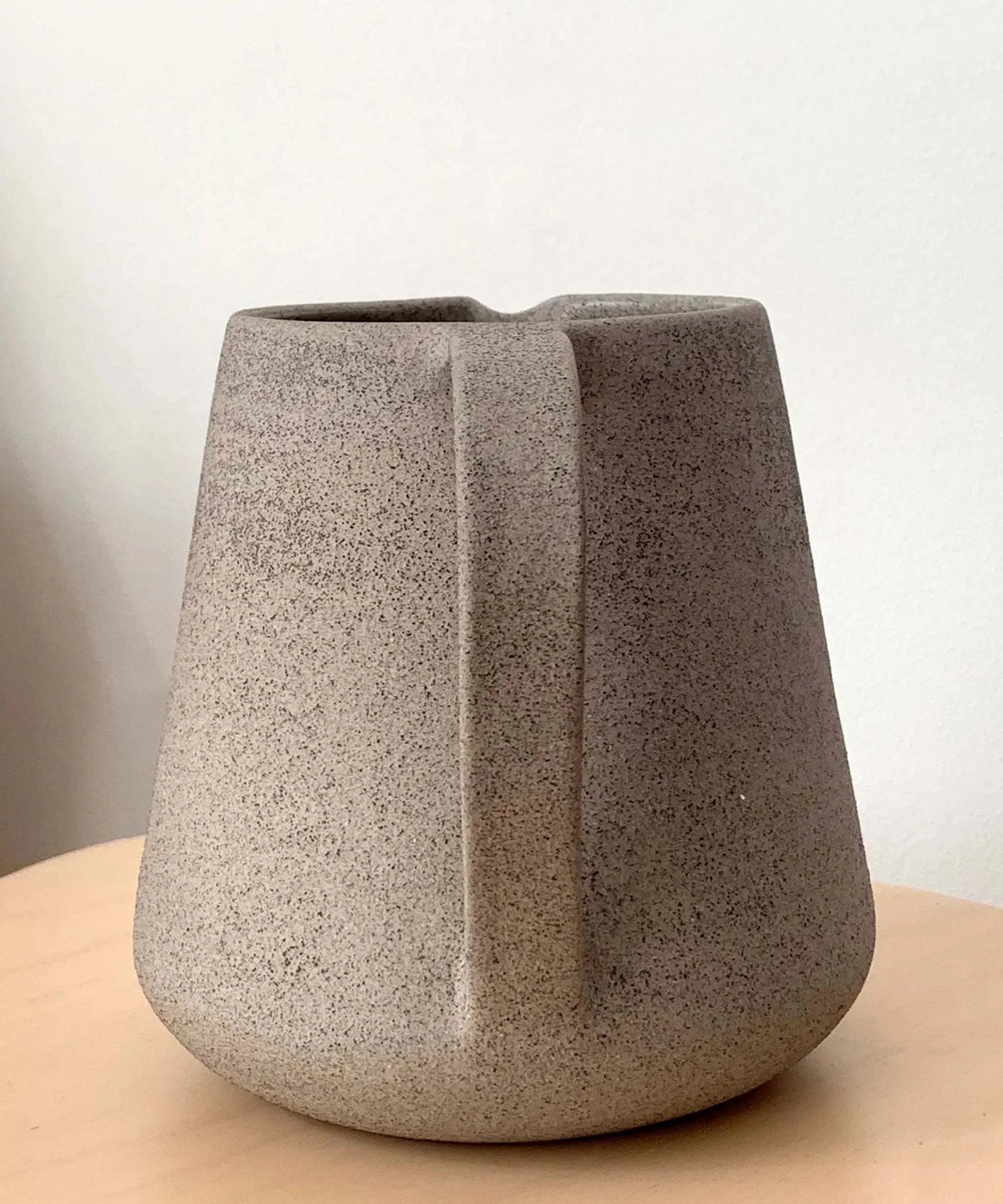 Handgefertigter Steingutkrug Beton