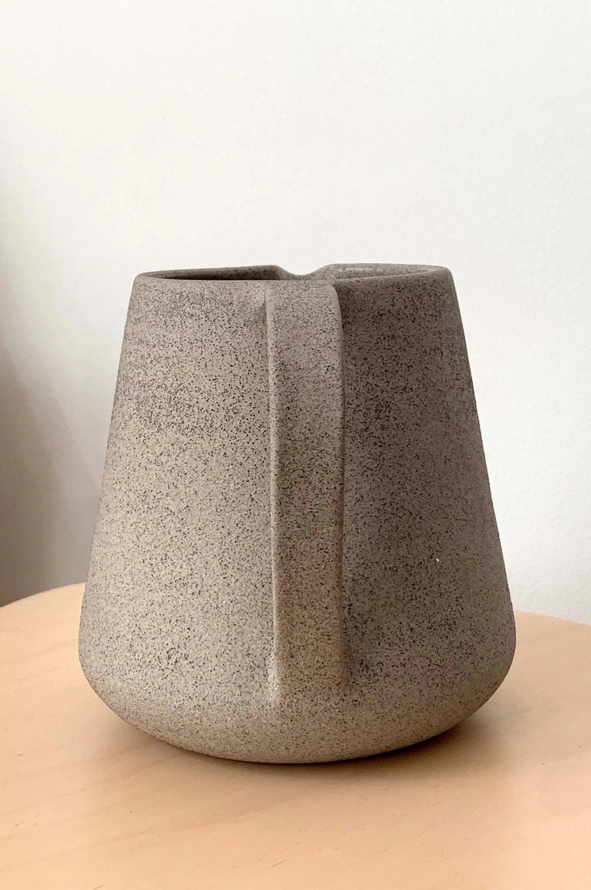 Handgefertigter Steingutkrug Beton