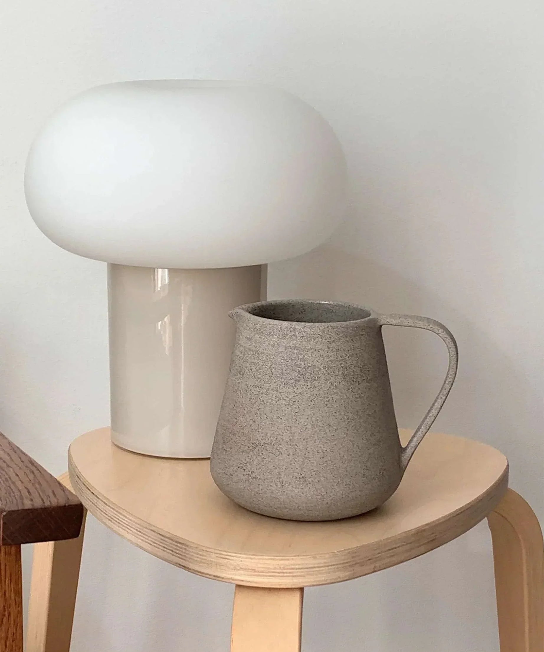Handgefertigter Steingutkrug Beton