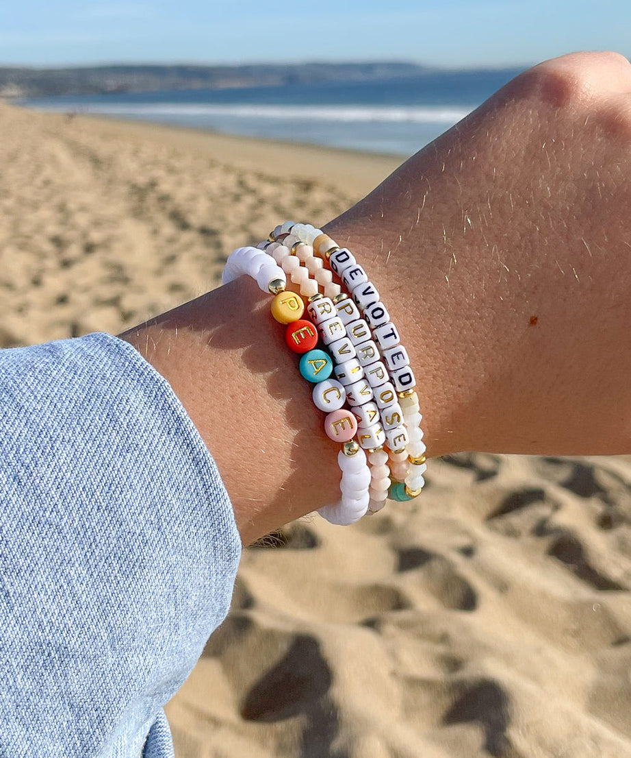 Frieden Buntes Buchstaben-Armband