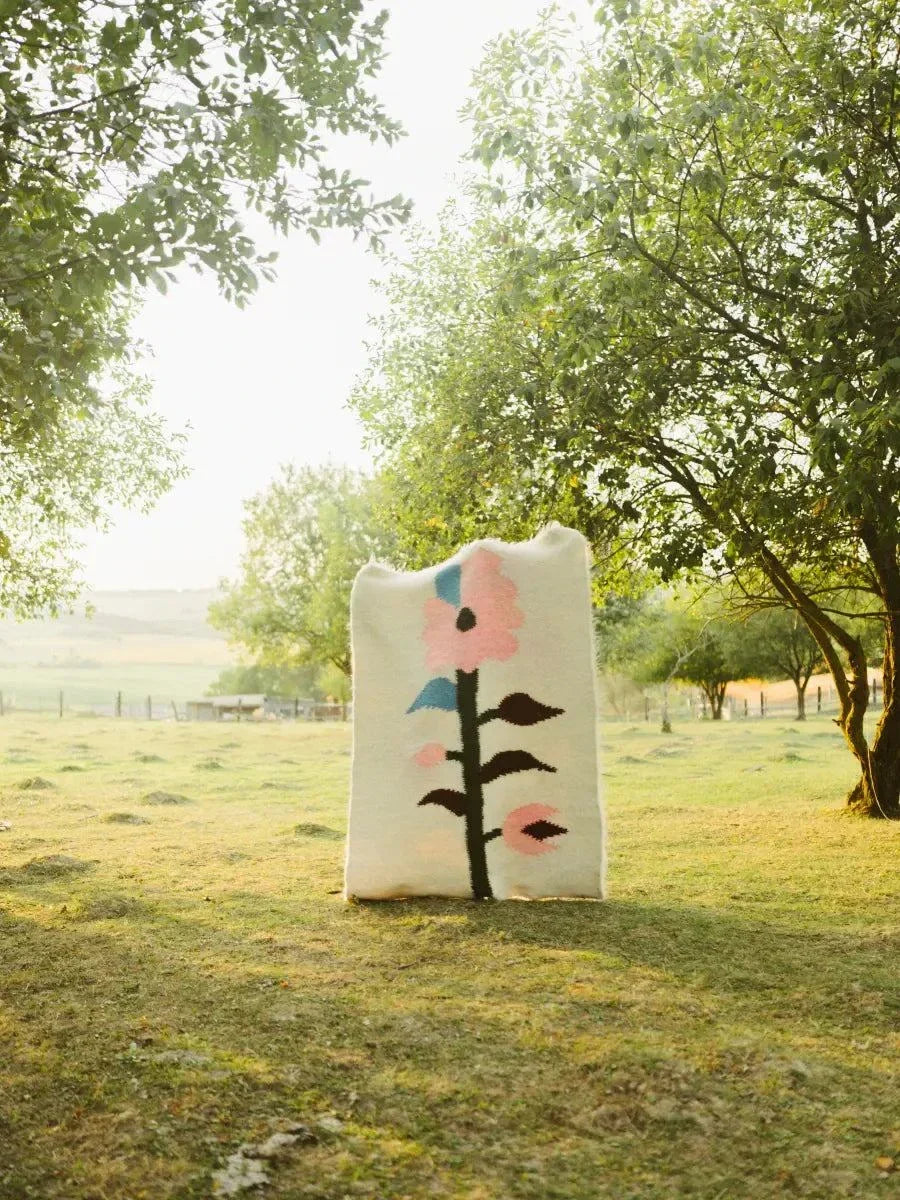 Mehrfarbiger handgewebter Woll-Lizhnyk – Gebürstete Textur mit zartem Blumenmotiv