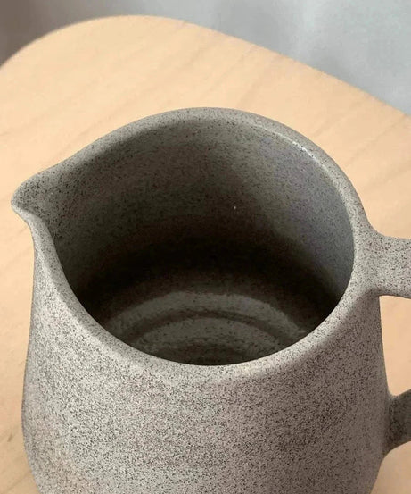 Handgefertigter Steingutkrug Beton