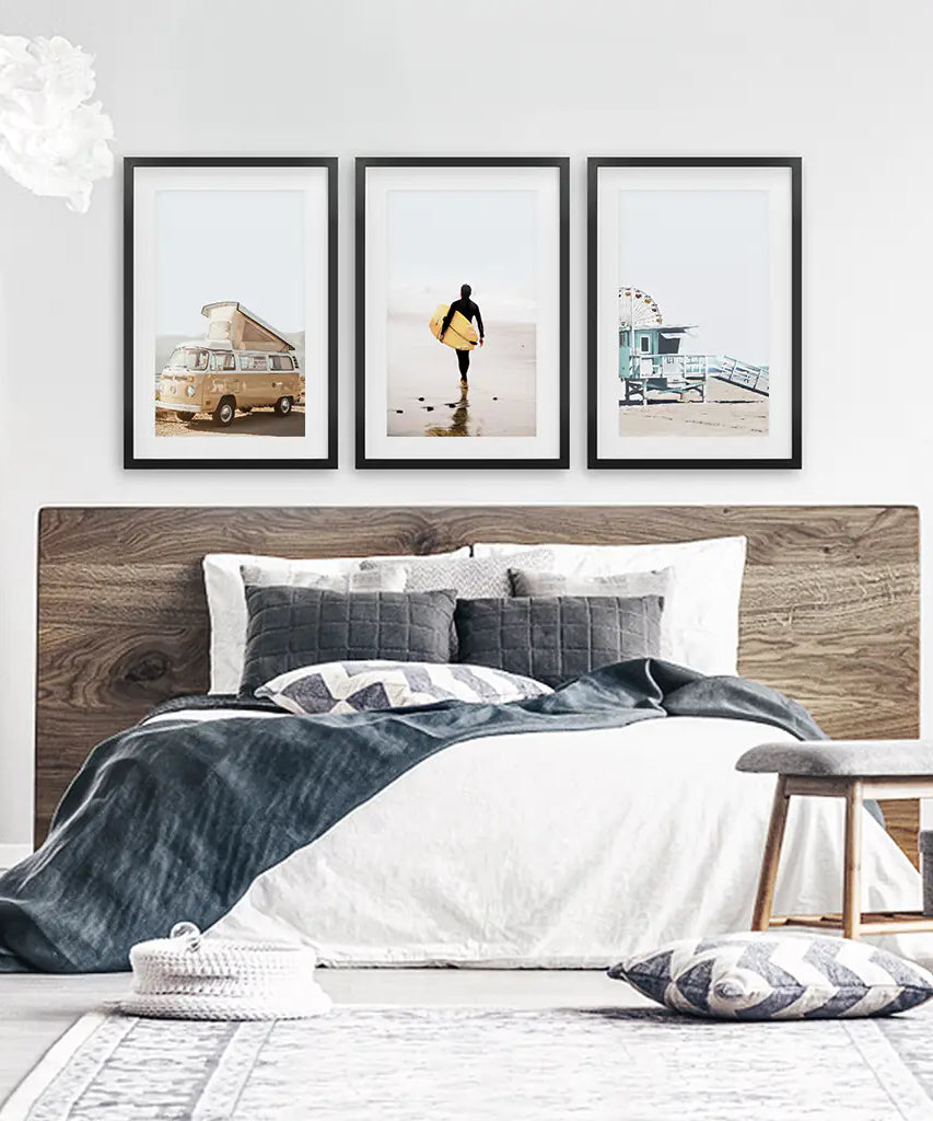 Surfer auf der Sand-Wandkunst-Set. Gelber Bus, Rettungsschwimmerturm