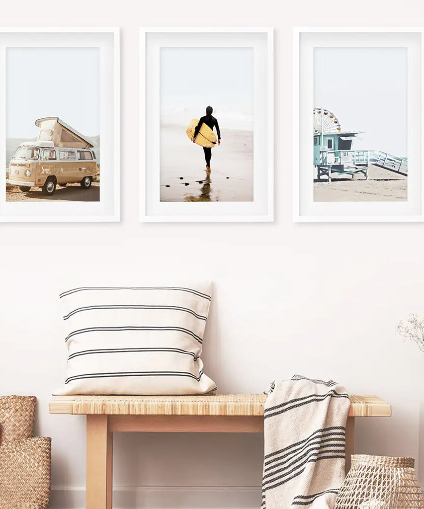Surfer auf der Sand-Wandkunst-Set. Gelber Bus, Rettungsschwimmerturm
