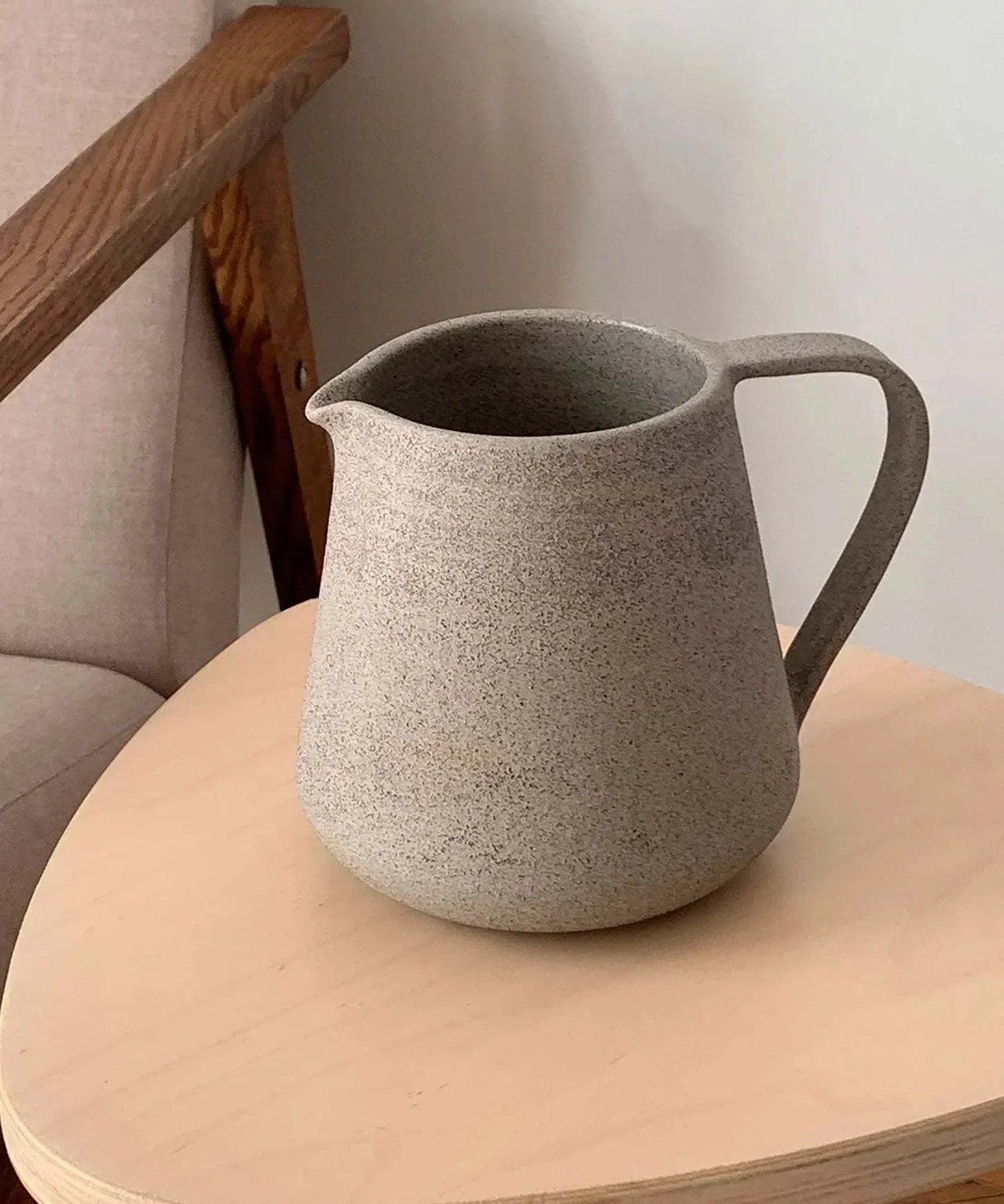 Handgefertigter Steingutkrug Beton