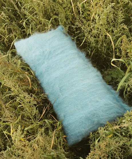 Himmelblaues handgewebtes Wollkissen – Gebürstete Textur