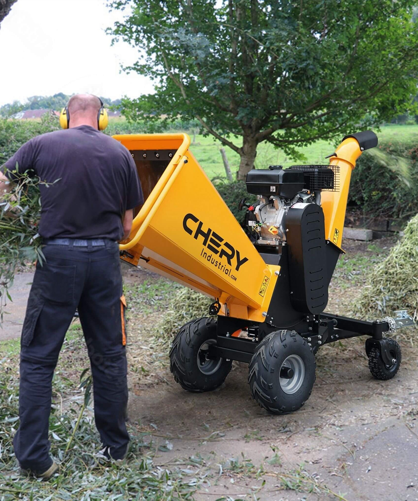 Heavy-Duty 6-Inch 420CC 15HP Gas Wood Chipper Shredder Mulcher With Tow Bar & Safety Stop Bar (SAK42731)