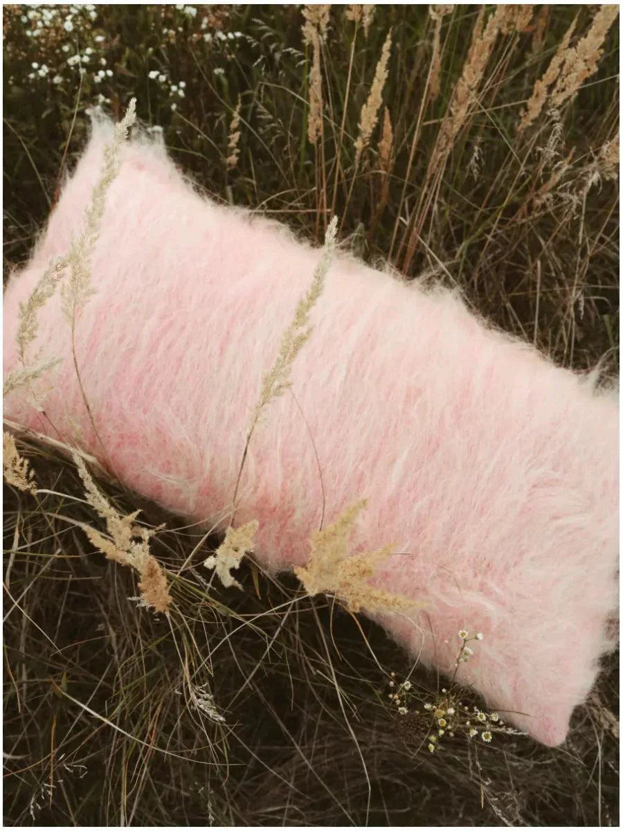 Rosa handgewebtes Wollkissen – Gebürstete Textur