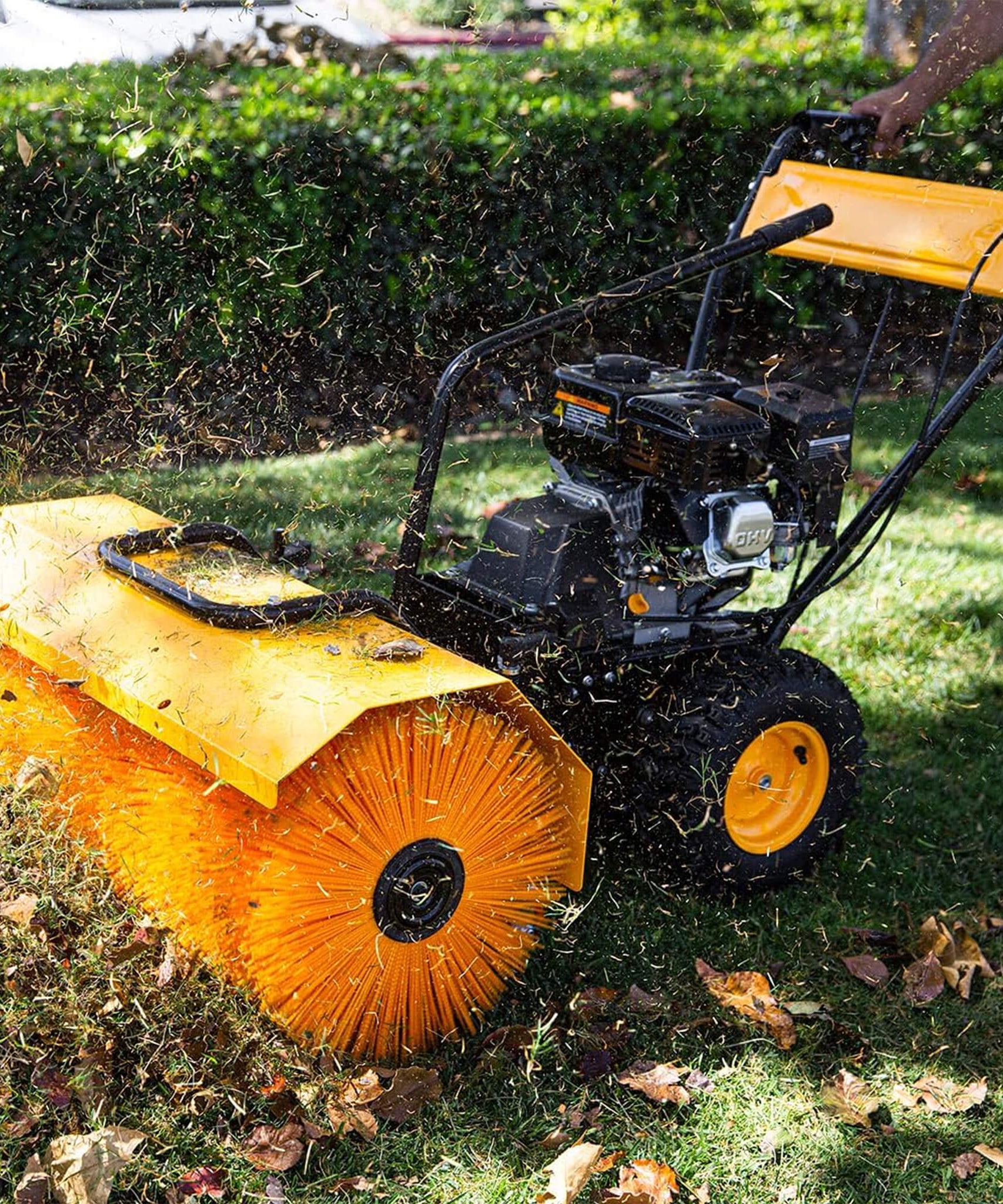 Heavy-Duty 7HP 31-Inch Commercial Walk-Behind Gas-Powered Sweeper (SAK25489)