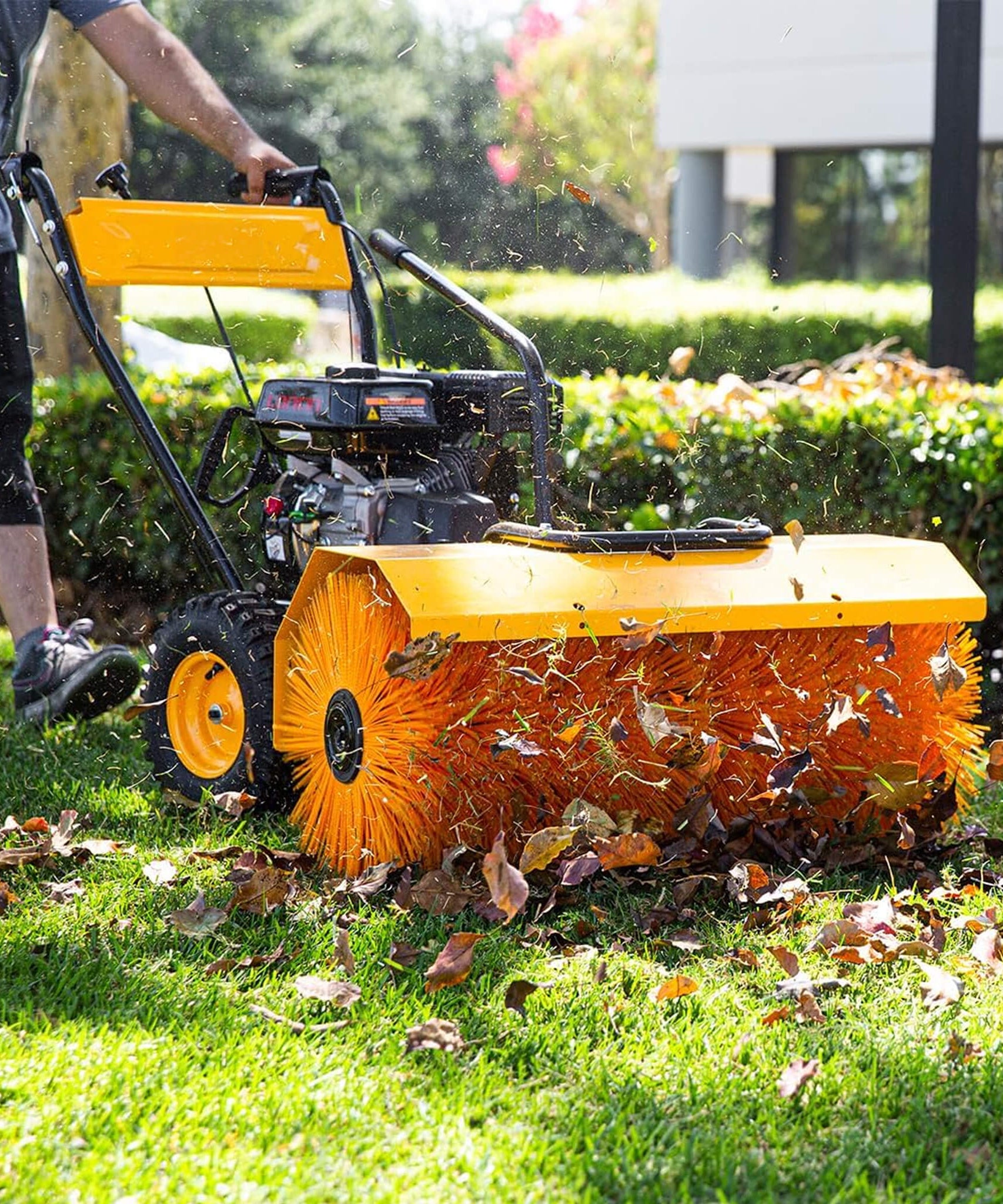 Heavy-Duty 7HP 31-Inch Commercial Walk-Behind Gas-Powered Sweeper (SAK25489)
