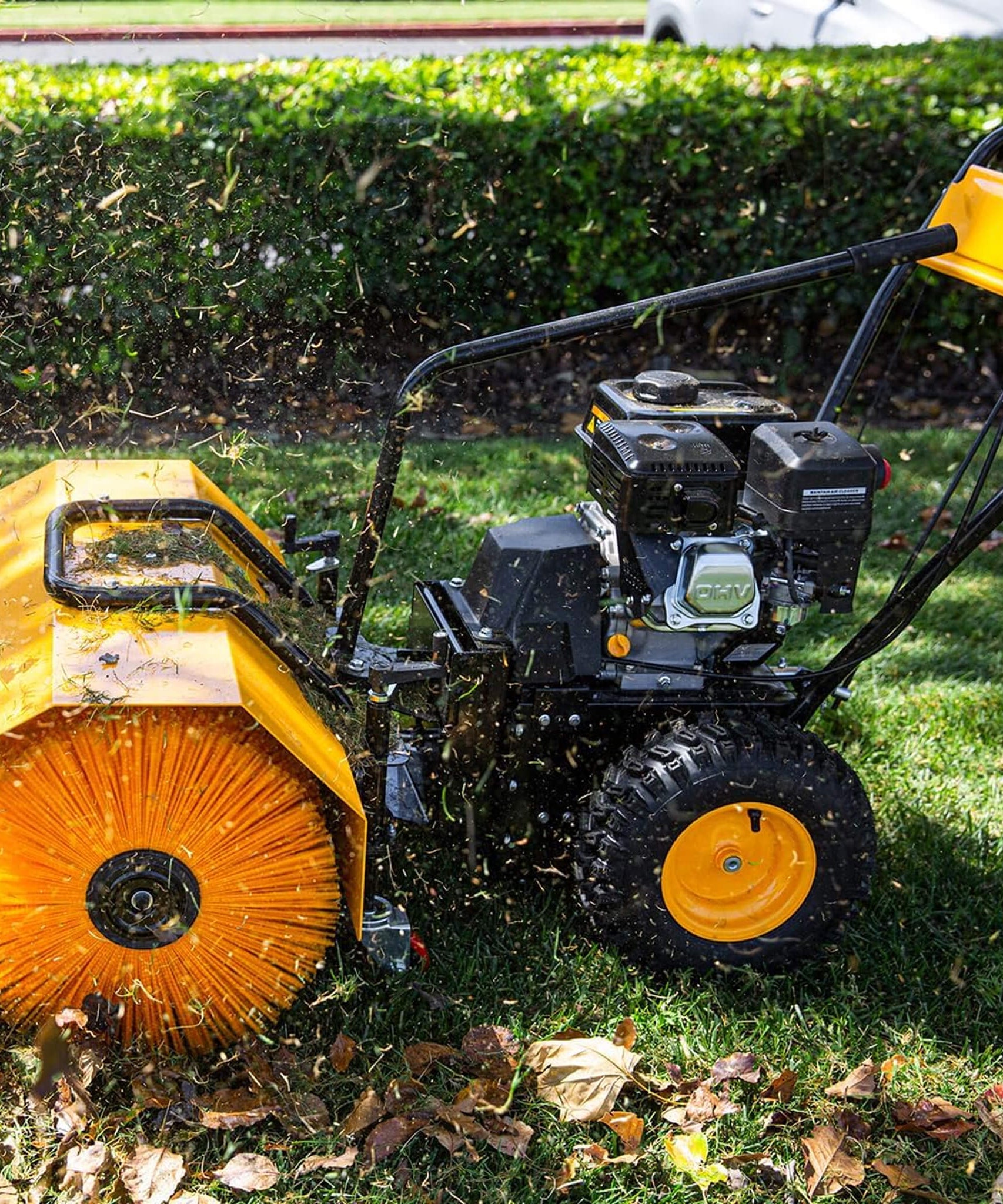 Heavy-Duty 7HP 31-Inch Commercial Walk-Behind Gas-Powered Sweeper (SAK25489)