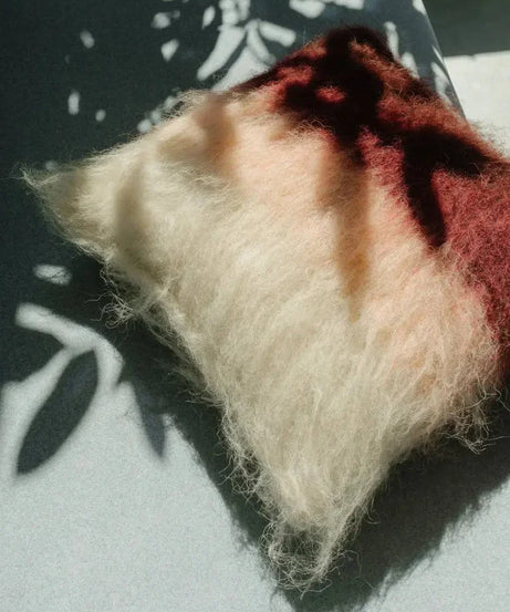 Handgewebtes Wollkissen in Burgund, Rosa und Creme – Gebürstete Textur