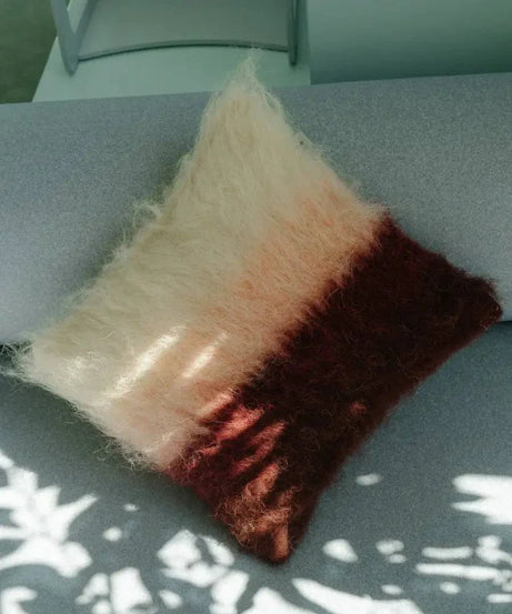 Handgewebtes Wollkissen in Burgund, Rosa und Creme – Gebürstete Textur