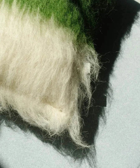 Smaragdgrünes und cremefarbenes handgewebtes Wollkissen – gebürstete Textur