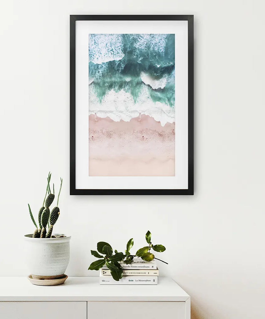 Küstendekoration für die Wand. Rosa Strand, blaue Wellen