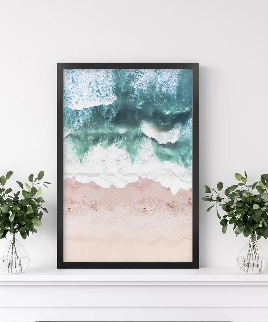 Küstendekoration für die Wand. Rosa Strand, blaue Wellen