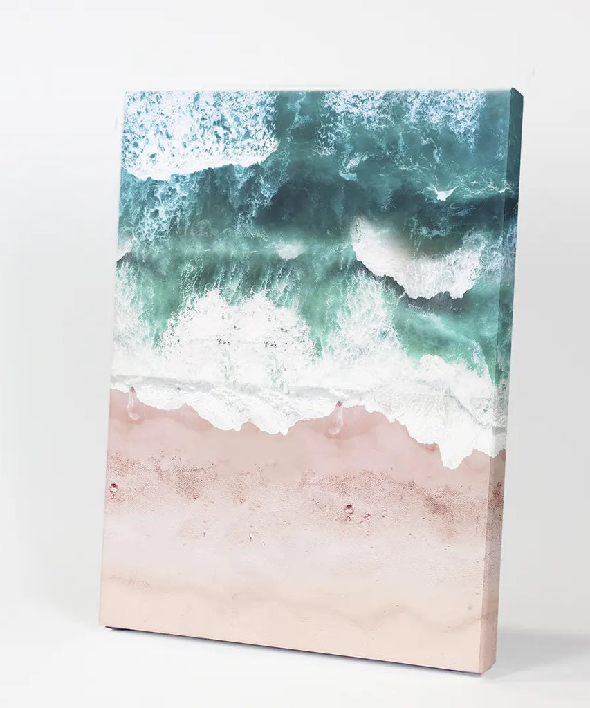 Küstendekoration für die Wand. Rosa Strand, blaue Wellen