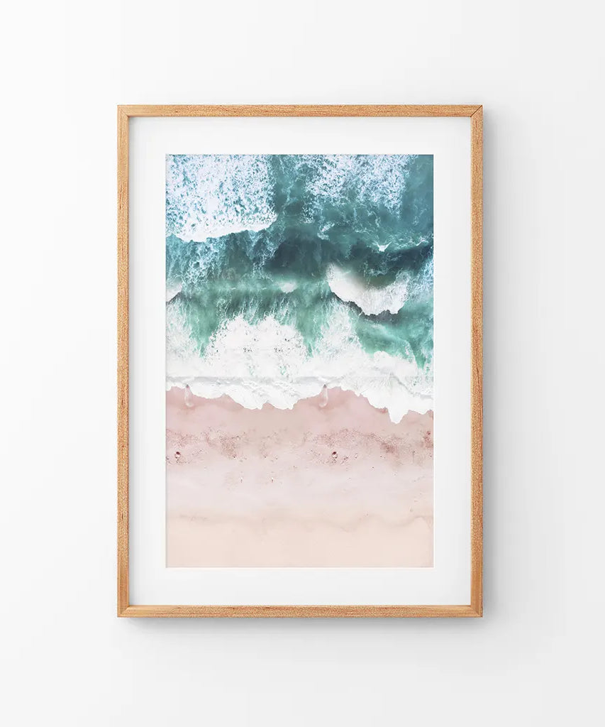 Küstendekoration für die Wand. Rosa Strand, blaue Wellen