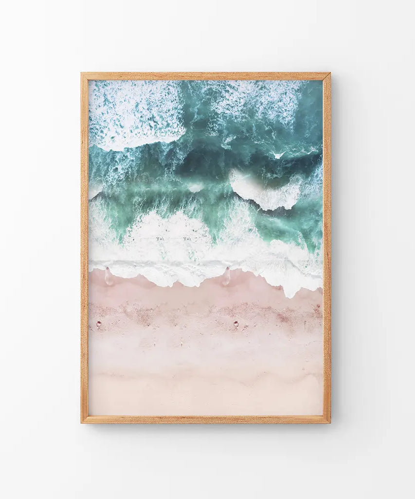 Küstendekoration für die Wand. Rosa Strand, blaue Wellen