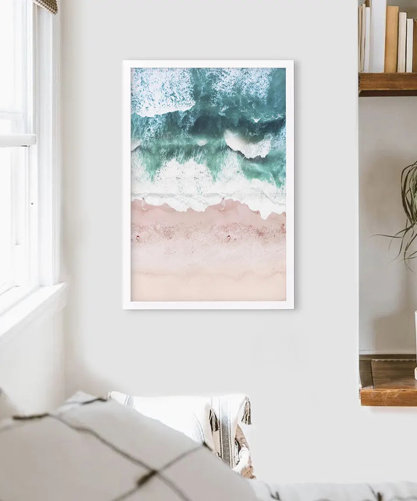 Küstendekoration für die Wand. Rosa Strand, blaue Wellen
