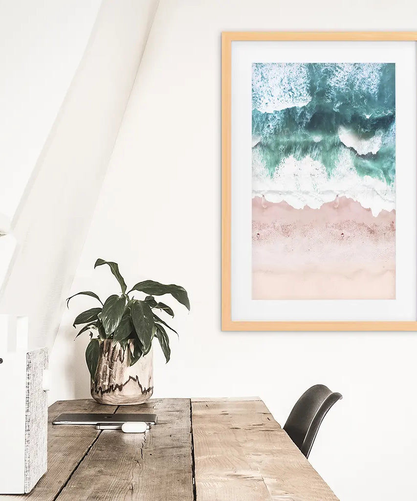 Küstendekoration für die Wand. Rosa Strand, blaue Wellen
